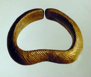 Massiver, omegaförmiger Ring, Enden dicht beieinander