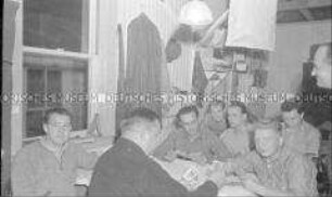 Selbstversenkung des Hochseepassagierdampfers "Columbus" am 19. Dezember 1939, Besatzungsangehörige im Internierungslager auf Angel Island, Kalifornien, beim Kartenspiel