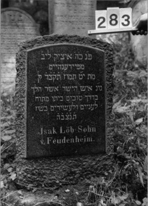 Grabstein 283 (Index: 99803424) Material: Granit, poliert Zustand: gut Maße HxBxT: 70x44x16 cm Beschreibung: Stele mit Flachbogenabschluß: Grabstein 283