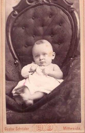 Foto Baby im großen Stuhl