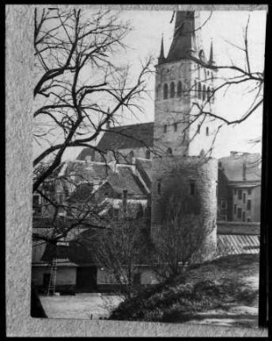Reval, Tallinn: Breitstraße mit St. Olai Turm [Stadtmauerturm mit St. Olai, Reproduktion eines Fotos]