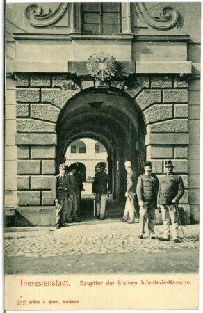 Theresienstadt. Kleine Infanterie-Kaserne, Haupttor : Theresienstadt. Haupttor der kleinen Infanterie-Kaserne mit posierenden Infanteristen