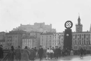 Geschmückte Hausfassaden : Anlässlich des Besuchs von Adolf Hitler geschmückte Häuser in Salzburg.
