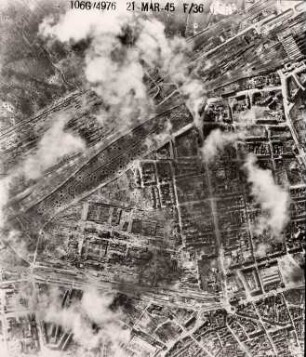 Amerikanische Luftbildaufnahmen von Kriegszerstörungen. Ausrichtung nach Süden. Südstadt