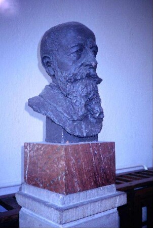 Büste von Hermann Sachse, dem Gründer des Moorbades Klosterlausnitz