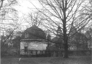 Schloß Hermsdorf bei Dresden (um 1570, Umbau M. 17. Jh. und 1729/1732; G. Bähr; 1758 Aufstockung Ecktürme; Parkanlagen um 1730 und 1764). Südwestlicher Bastionsturm gegen Schloß. Fotografie von U. Richter, um 1925