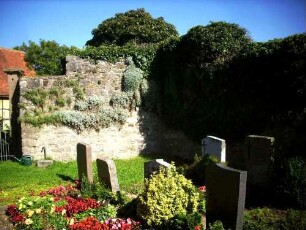 Kirchhof im Norden-Kirchhofmauer (Wehrgang mit Steinbrüstung im 18 Jh abgetragen)-Toreinbruch neuzeitlich (18 Jh)
