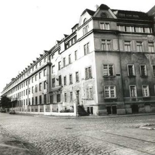 Dresden-Mickten, Sternstraße 35. Fabrikgebäude für Dauerbackwarenproduktion (ehemals Gebrüder Hörmann). Straßenansicht von Südwesten (Trachauer Straße/Ecke Kötzschenbroder Straße)