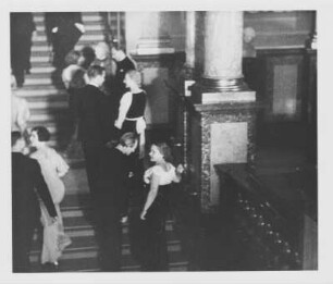 Treppenaufgang in der Semperoper (Szene aus dem Dokumentarfilm "Elbestadt bei Nacht")