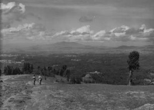 Blick auf Addis Abeba : Zwei Soldaten beim Abstieg vom Mount Entoto (2900m) nach Addis Abeba.