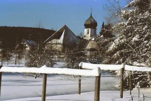 Hinterzarten: Pfarrkirche hinter verschneiter Wiese