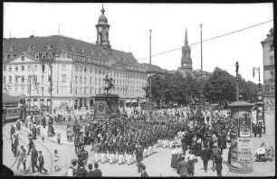 Dresden. Aufziehen der Wache, Hauptstraße