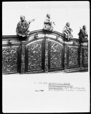 Chorgestühl mit Apostelfiguren
