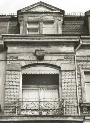 Dresden-Neustadt, Königsbrücker Straße 66. Wohnhaus mit Laden (1895). Balkon (3. Obergeschoß) und Fenster (Dachgeschoß)