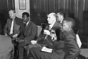 Freiburg: afrikanische Intellektuelle; Empfang im Rathaus; am Tisch: Burschel, Schneller