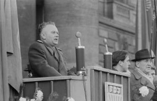 Redner am Pult während einer FDJ-Kundgebung in Leipzig anlässlich des Todestages von Rosa Luxemburg und Karl Liebknecht