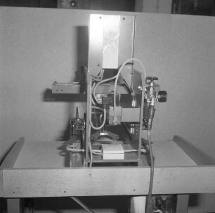 Roßwein, Bahndammstraße. VEB terra-Schuhfabrik. Maschine (Presse?). Rückansicht