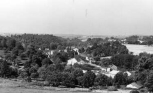 Triebischtal-Robschütz. Blick ins Triebischtal auf das Talkumwerk, ehem. Papierfabrik (seit 1932 Talkumfabrik, 1993 geschlossen)