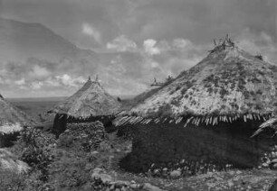 Steinhäuser der Amhara : Gemauerte Häuser mit Strohdach der Amhara bei Debre Birhan.