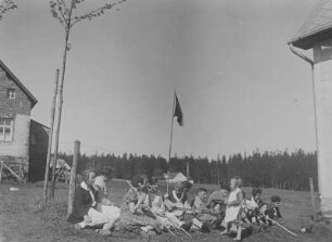 Mitglieder des Kommunistischen Jugendverbandes Deutschlands (KJVD) der Ortsgruppe Bermsgrün bei einem Ausflug in Halbmeile in der Tschechoslowakischen Republik (CSR) : Mitglieder des Kommunistischen Jugendverbandes Deutschlands der Ortsgruppe Bermsgrün bei einem Ausflug in Halbmeile (CSR)