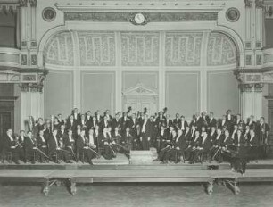 Dresden. Gesamtaufnahme der Mitglieder der Dresdner Philharmonie unter Kapellmeister Eduard Mörike im Gewerbehaus
