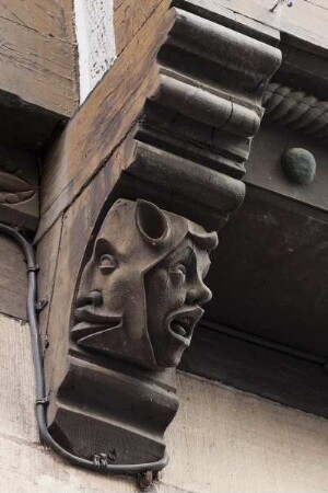 Holzkonsole mit Maske