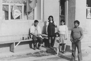 Familie vor einem Haus
