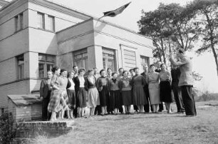 Teilnehmer an einem Sprachkurs der Sorbischen Sprachschule in Dissenchen : Wobdźělnicy kursa Serbskeje rěčneje šule w Dešanku : Dissenchen / Dešank