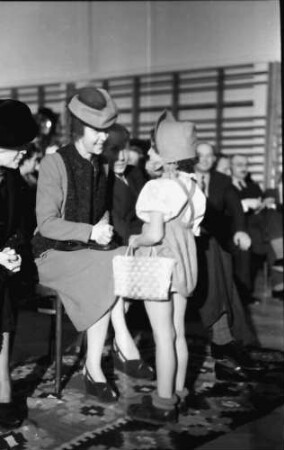 Bukarest: Frau Antonescu mit Kind, Rotkäppchen