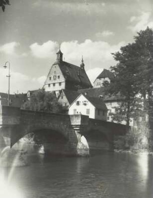 Besigheim, Alte Enzbrücke : Besigheim. Alte Enzbrücke. Blick auf das Rathaus