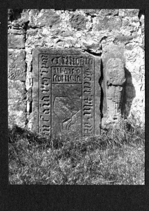 Friedhofsmauer, Grabstein von 1442. Vergleich 218