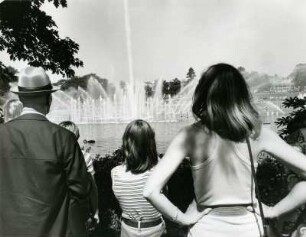 Hamburg. Planten un Blomen. Interessiert schauen Zuschauer dem Wasserspiel zu.