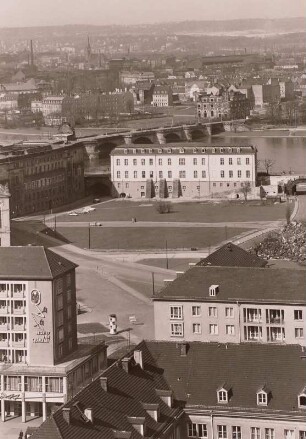 Dresden, Stadtansicht vom Rathausturm nach Nordnordwesten mit Sekundogenitur, darüber Georgi-Dimitroff-Brücke (Augustusbrücke) und Blockhaus in der Neustadt