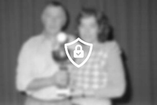 [Name maskiert] Glinde: Sportwart beím TSV Glinde/Leiter der Leichtathletik-Abteilung: [Name maskiert] [Name maskiert] mit Pokal