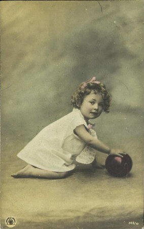 [Kleines Mädchen spielt mit einem Ball]