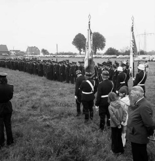 Hamberge: Amtsfeuerwehrfest des Amtes Reinfeld-Land: aufmarschierte Feuerwehrleute: im Vordergrund rechts Präsentation der Fahnen: davor Zuschauer