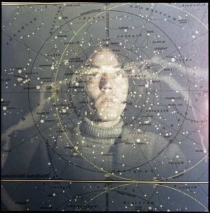 Selbstportrait Peter Ursinus in einer Sternenkarte gespiegelt