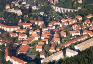 Sebnitz. Stadtteilansicht zwischen Pestalozzistraße, Götzingerstraße und Viadukt der Bahnstrecke Bad Schandau - Bautzen. Luftbild-Schrägaufnahme von Westsüdwest