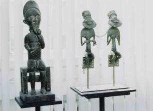 Afrikanisches Königspaar : Raumaufnahme mit "Afrikanischer Figur" (2002; R. Frenzel) und "Afrikanischem Königspaar" (2002; C. Pischler)