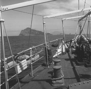 Überfahrt nach Stromboli. Blick vom Schiff auf die Insel Panarea mit Stromboli im Hintergrund