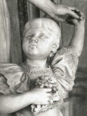 Wandgrabmal der Familie Brejcha (?) : Popp, Antonín: Wandgrabmal der Familie Brejcha (?). Sandstein, Marmor (?). Detail: Bruststück des Mädchens. Prag-Vyšehrad, Friedhof Vyšehrad