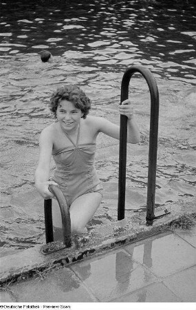 Porträt einer Frau im Freibad
