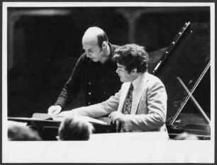 Hans-Werner Henze und Bruno Leonardo Gelber : Portrait des Komponisten Hans-Werner Henze und des Pianisten Bruno Leonardo Gelber (rechts)