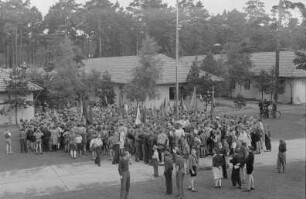 1. Zentrales Pionierlager "Georgi Dimitroff" in Prora auf Rügen : Blick von oben auf eine Pioniergruppe