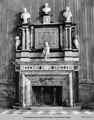 Kamin mit antiken Büsten und Skulptur eines Putten mit Hund - camino e scultura con putto e cane