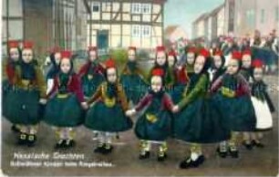 Schwälmer Kindern beim Ringelreihen