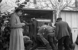 Freiburg: Umzug des Keramikofens, Aufladen in der Hansjakobstraße
