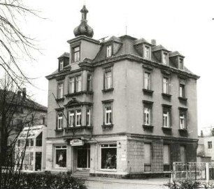 Coswig, Bahnhofstraße 8. Wohnhaus mit Ladeneinbau (1880/1900). Straßenansicht