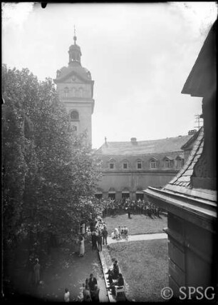Weilburg an der Lahn, Schloss. Orangerie mit Kirchturm.
