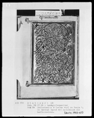 Psalterium (sogenannter Landgrafenpsalter) — Initiale B (eatus vir) mit David harfespielend und mit Spruchband, Folio 8verso